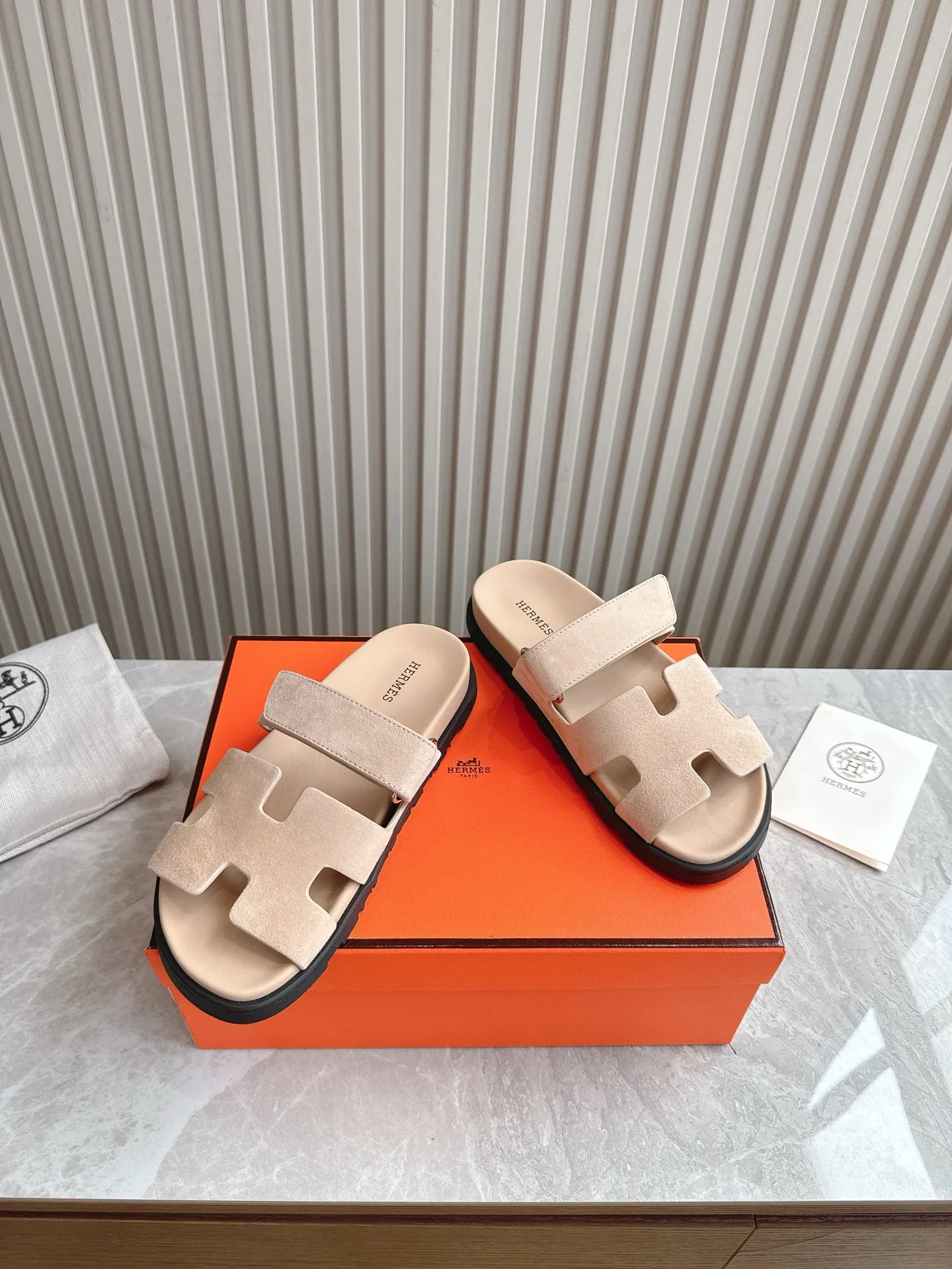 p480🐮🐮Couple model (top version) H family 2024 spring and summer new style HERMES Hermes' recently popular couple model pig nose angle sandals and slippers, paired with various colorful socks, popular. Upper: imported original deerskin (the genuine leather edging is not ordinary super migration). Lining: imported genuine leather. Outsole: Tpu non-slip and wear-resistant outsole. Size: Female 35-42 (40/42 non-returnable and non-exchangeable) Male size: 39-45 (45 non-refundable and non-exchangeable)